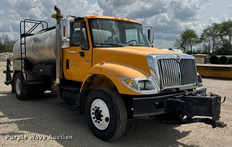 image for item DU3477 2007 International 7400 oil distributor truck