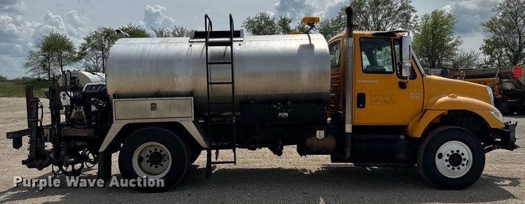 image for item DU3477 2007 International 7400 oil distributor truck