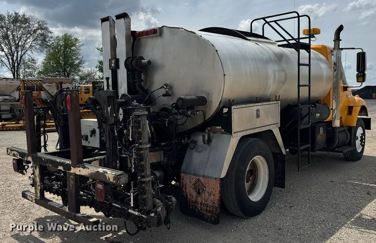 image for item DU3477 2007 International 7400 oil distributor truck