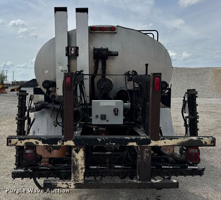 image for item DU3477 2007 International 7400 oil distributor truck