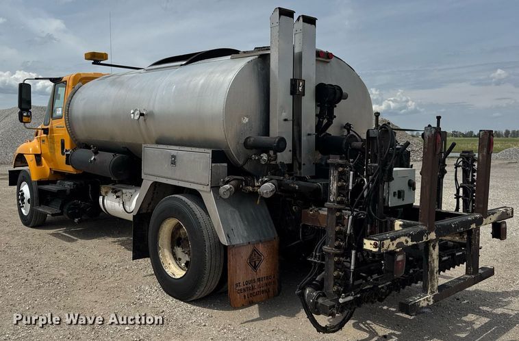 image for item DU3477 2007 International 7400 oil distributor truck