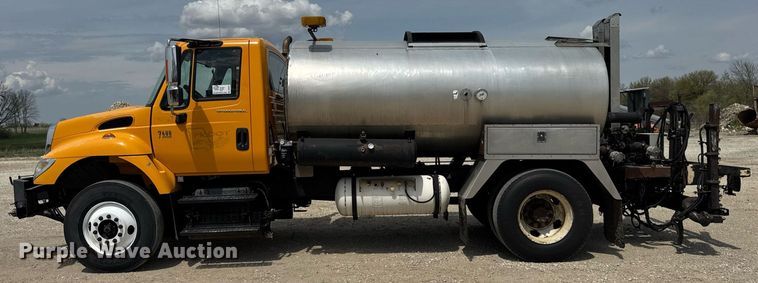 image for item DU3477 2007 International 7400 oil distributor truck