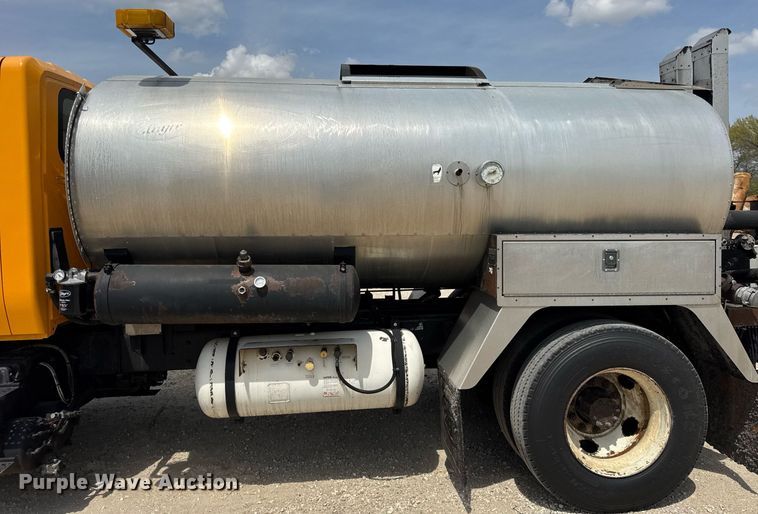 image for item DU3477 2007 International 7400 oil distributor truck