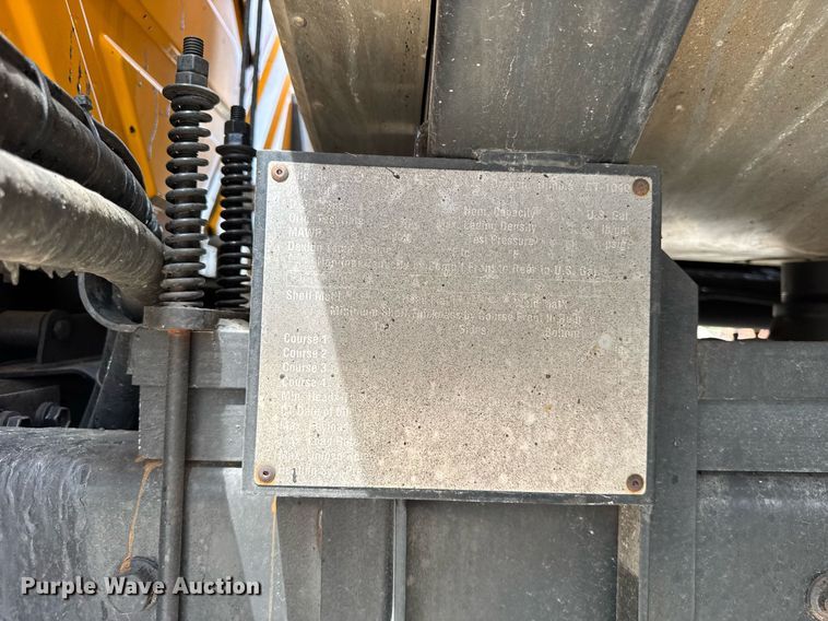 image for item DU3477 2007 International 7400 oil distributor truck