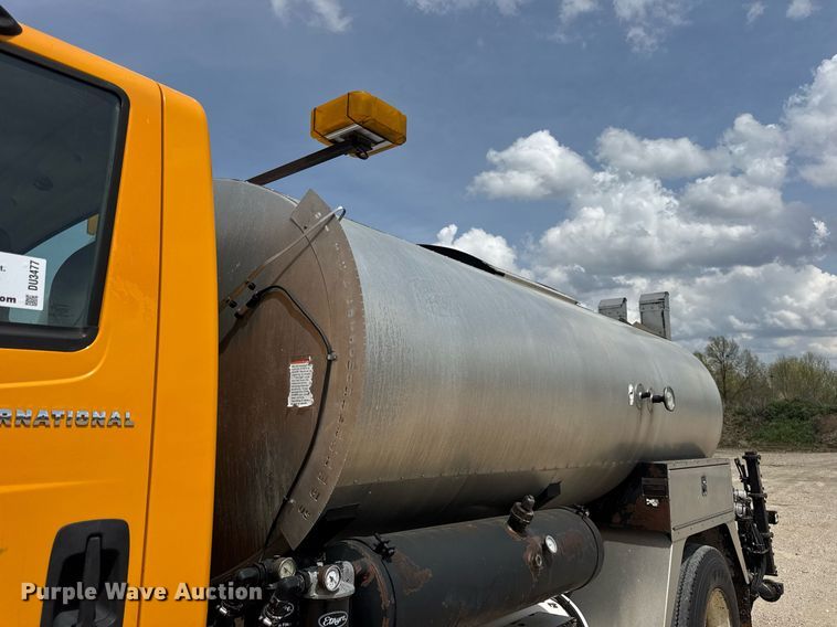 image for item DU3477 2007 International 7400 oil distributor truck