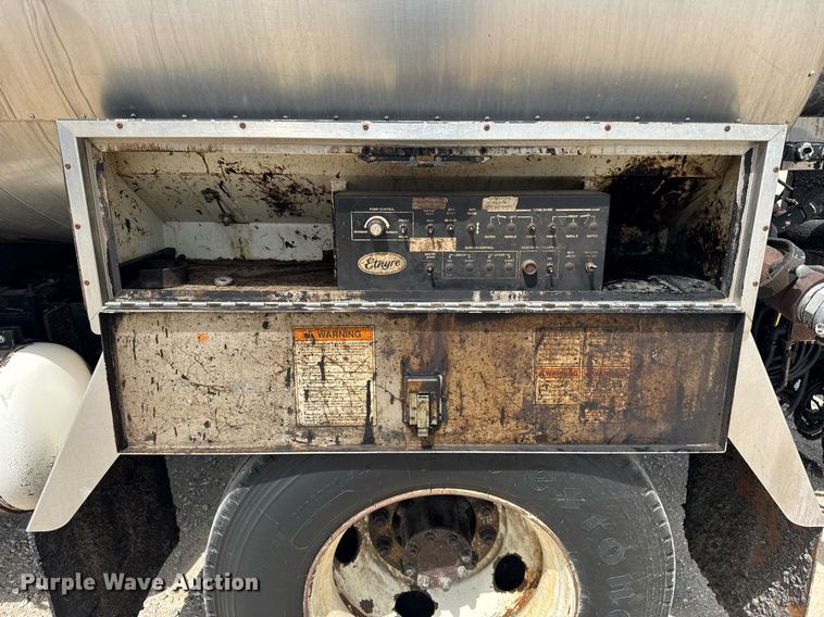 image for item DU3477 2007 International 7400 oil distributor truck