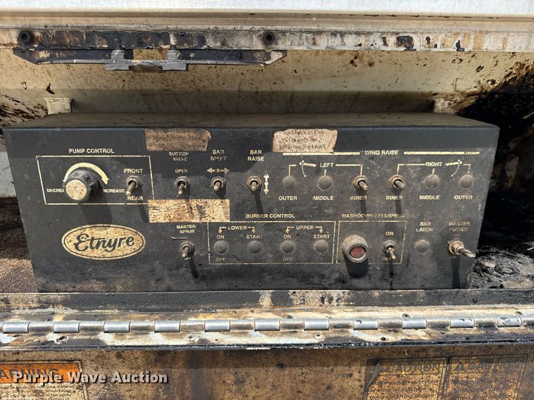 image for item DU3477 2007 International 7400 oil distributor truck