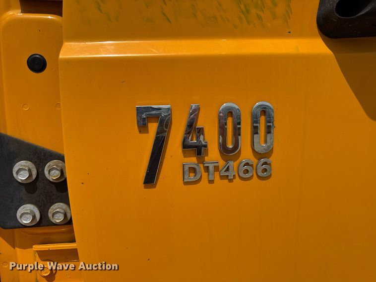 image for item DU3477 2007 International 7400 oil distributor truck