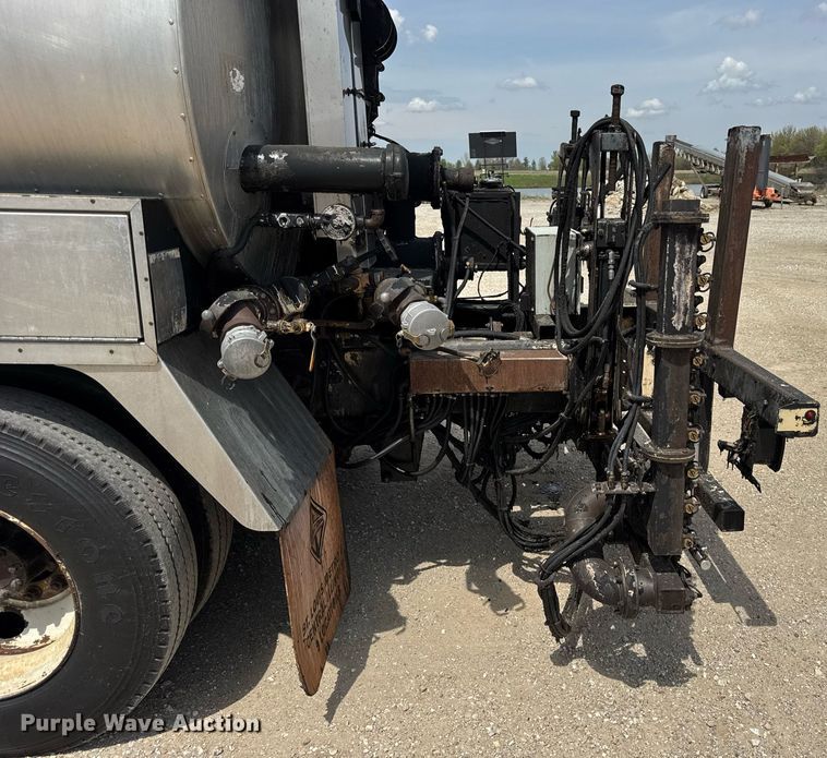 image for item DU3477 2007 International 7400 oil distributor truck