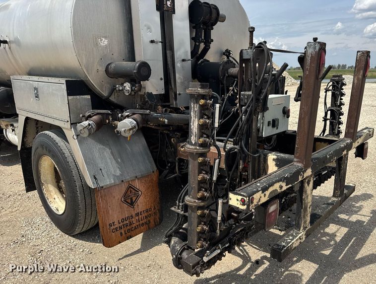 image for item DU3477 2007 International 7400 oil distributor truck