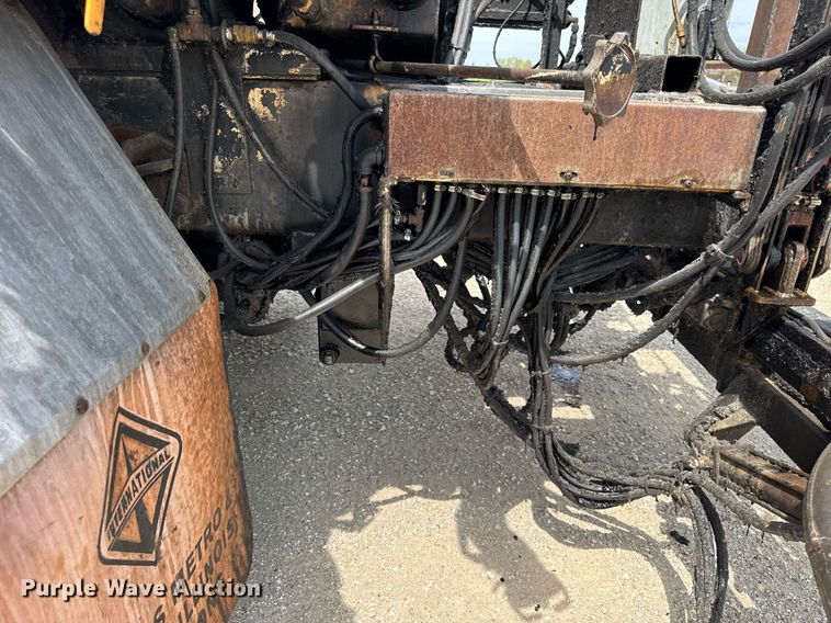 image for item DU3477 2007 International 7400 oil distributor truck