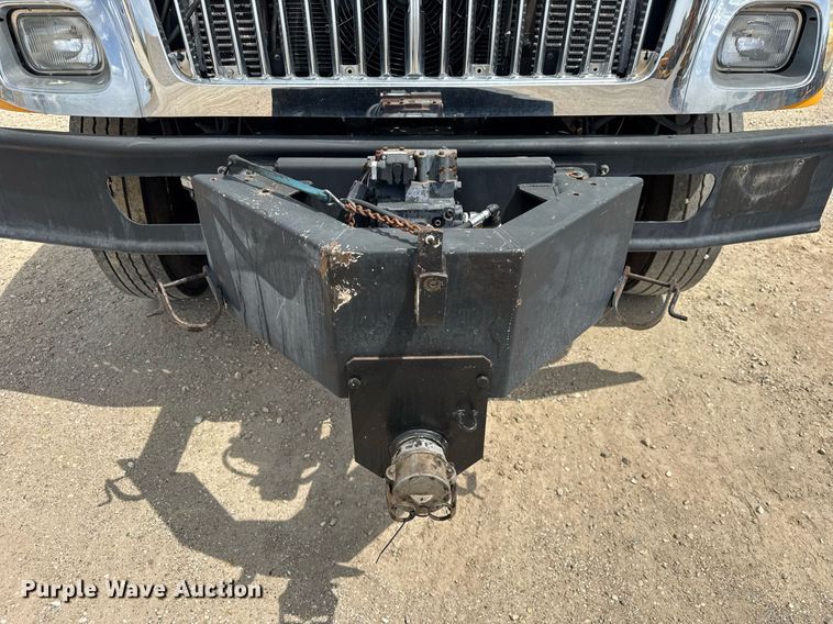 image for item DU3477 2007 International 7400 oil distributor truck