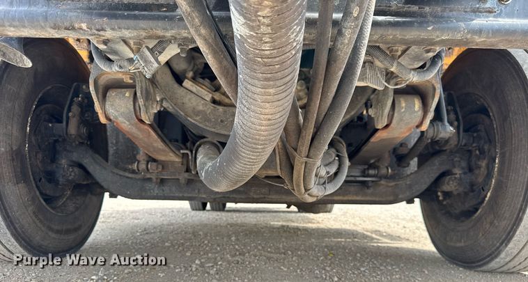 image for item DU3477 2007 International 7400 oil distributor truck