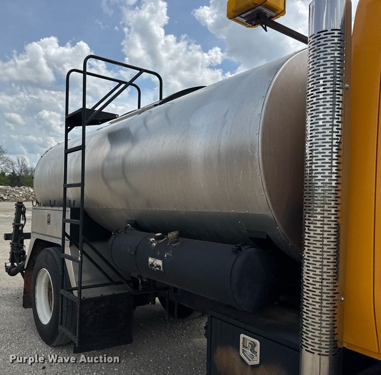 image for item DU3477 2007 International 7400 oil distributor truck