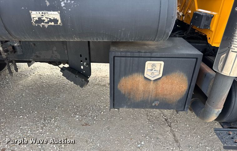 image for item DU3477 2007 International 7400 oil distributor truck