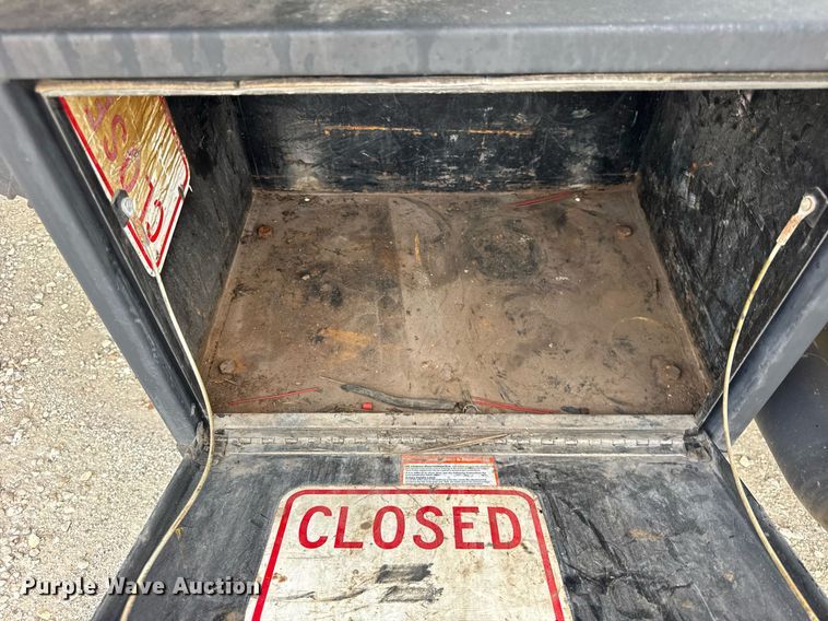 image for item DU3477 2007 International 7400 oil distributor truck