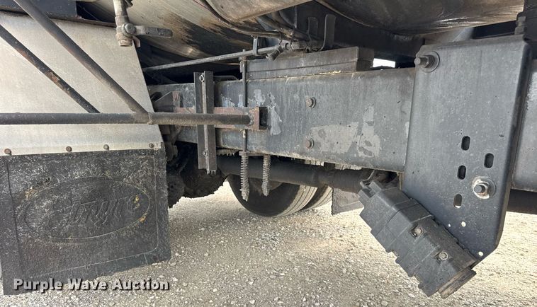 image for item DU3477 2007 International 7400 oil distributor truck