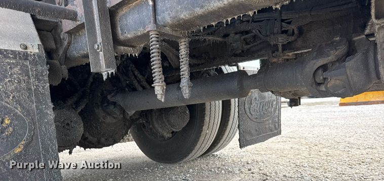 image for item DU3477 2007 International 7400 oil distributor truck