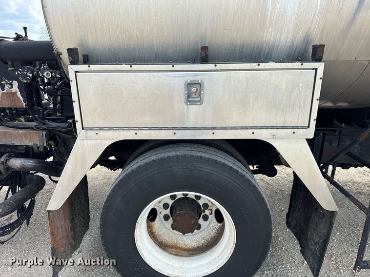 image for item DU3477 2007 International 7400 oil distributor truck