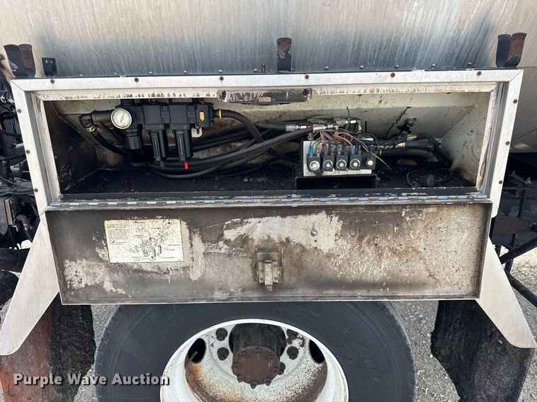 image for item DU3477 2007 International 7400 oil distributor truck