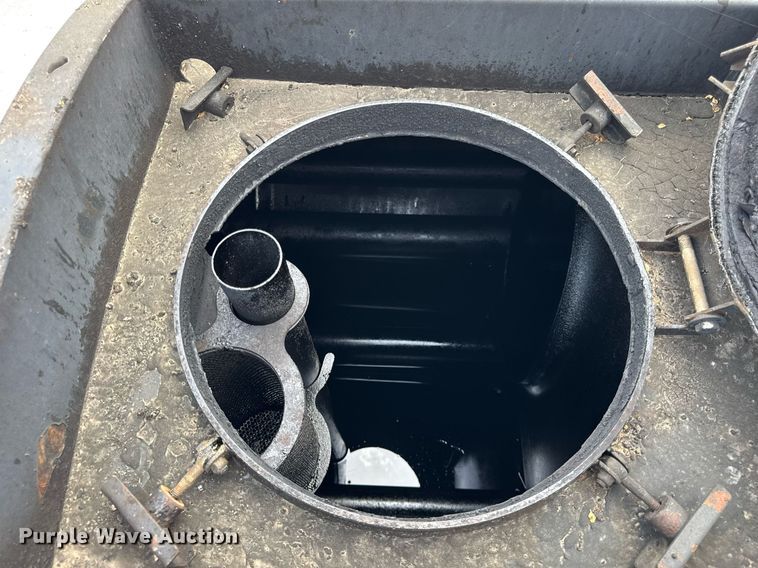 image for item DU3477 2007 International 7400 oil distributor truck