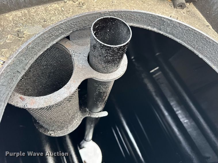 image for item DU3477 2007 International 7400 oil distributor truck