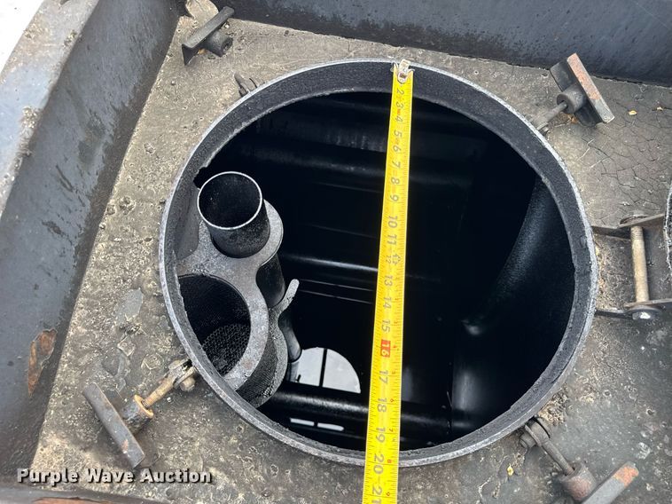 image for item DU3477 2007 International 7400 oil distributor truck