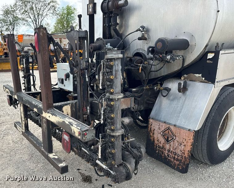 image for item DU3477 2007 International 7400 oil distributor truck