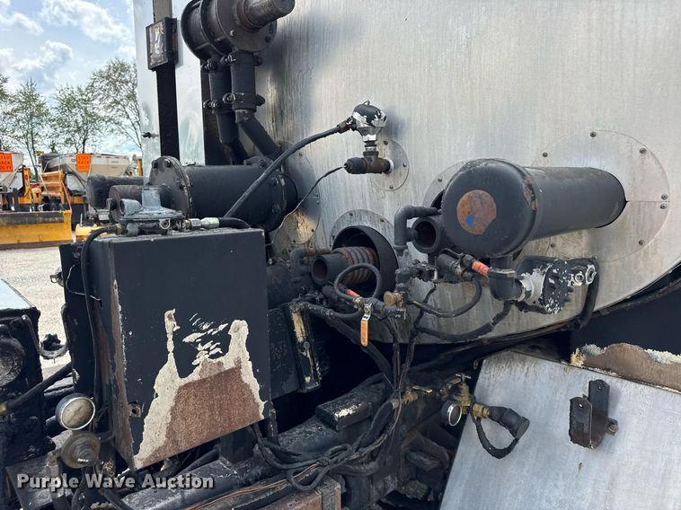 image for item DU3477 2007 International 7400 oil distributor truck