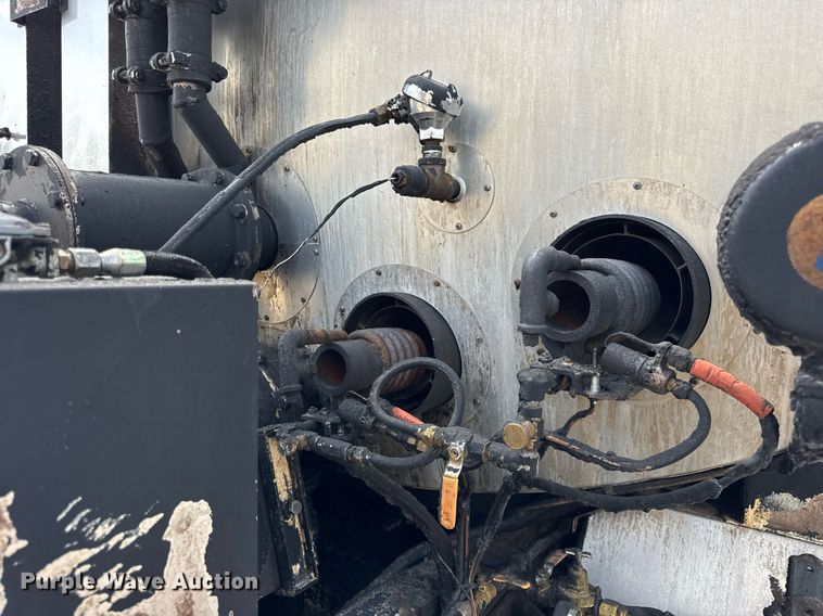 image for item DU3477 2007 International 7400 oil distributor truck