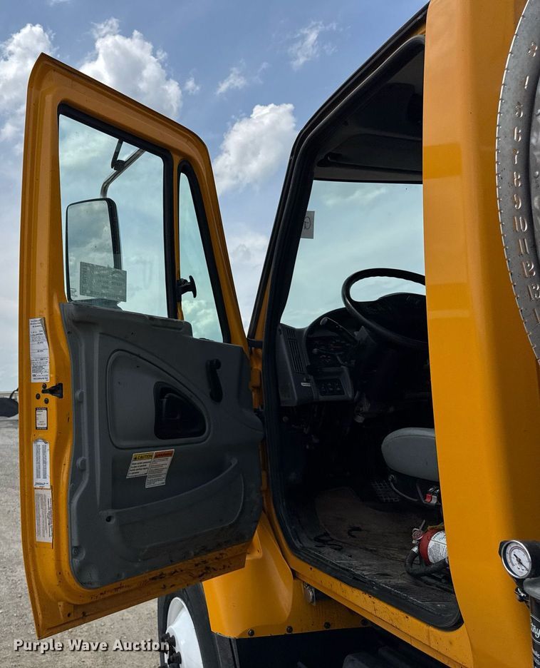 image for item DU3477 2007 International 7400 oil distributor truck