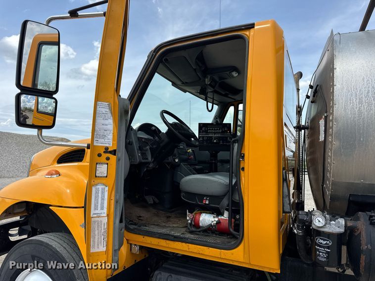 image for item DU3477 2007 International 7400 oil distributor truck