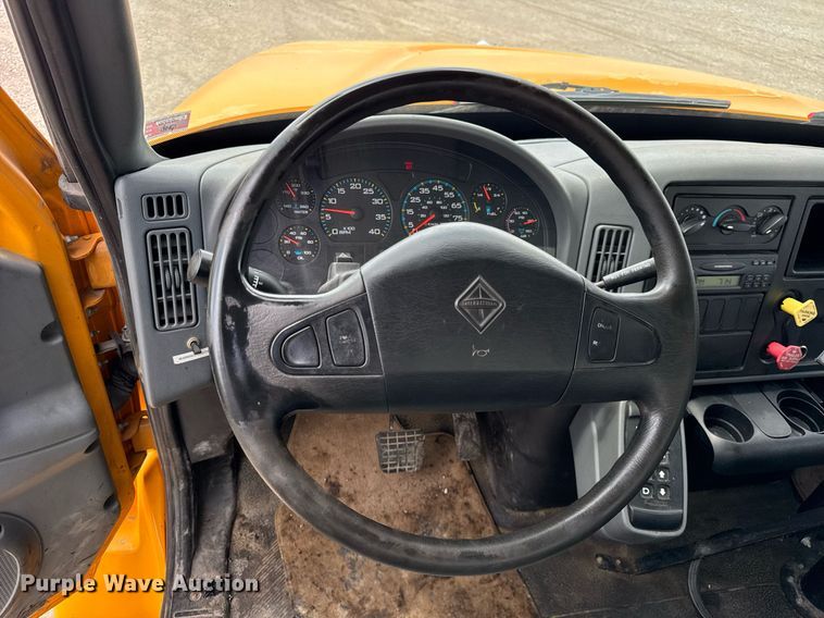 image for item DU3477 2007 International 7400 oil distributor truck