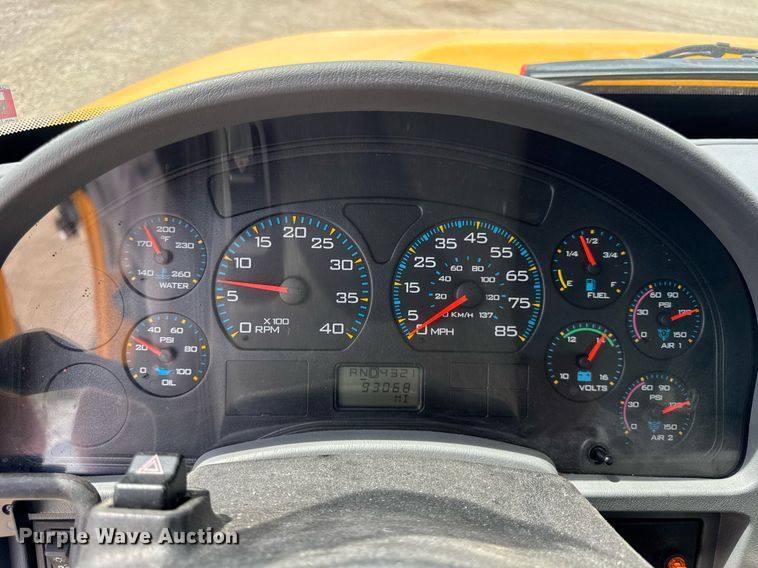 image for item DU3477 2007 International 7400 oil distributor truck