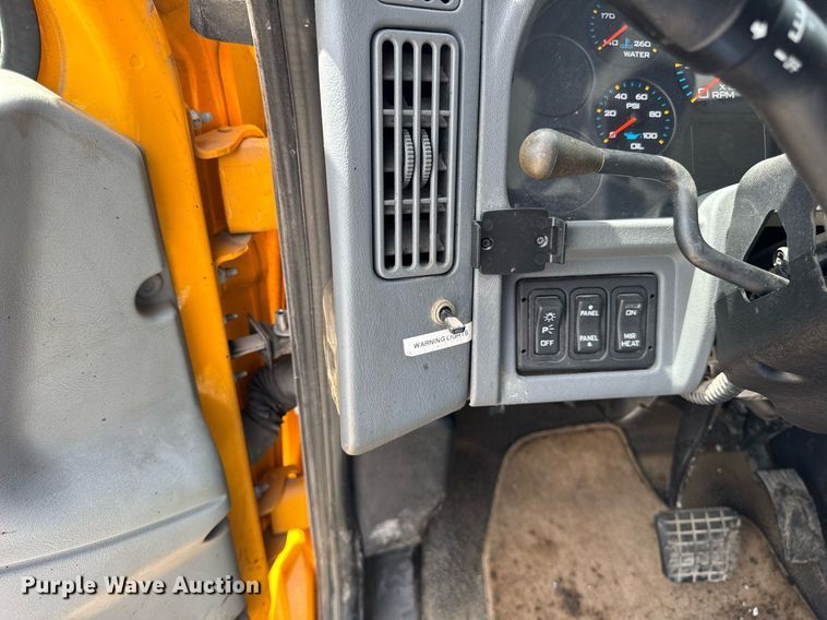 image for item DU3477 2007 International 7400 oil distributor truck