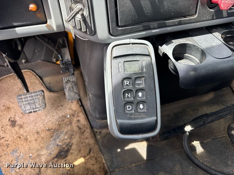 image for item DU3477 2007 International 7400 oil distributor truck