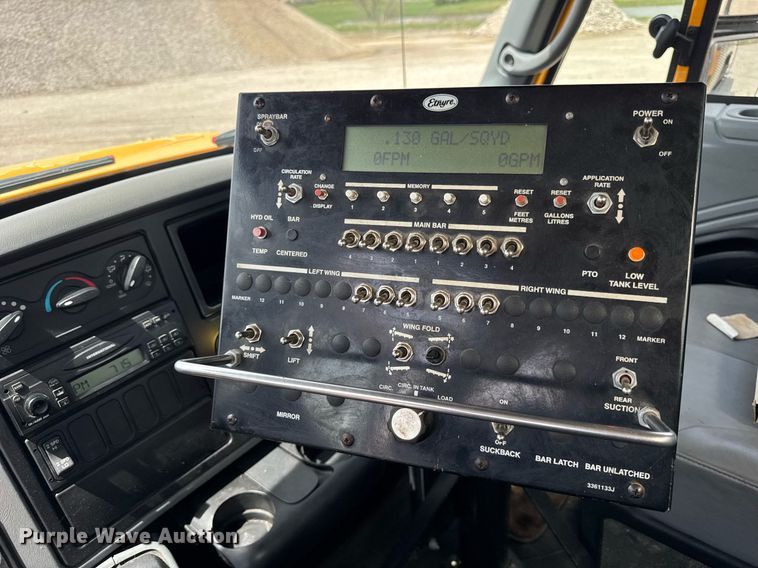 image for item DU3477 2007 International 7400 oil distributor truck