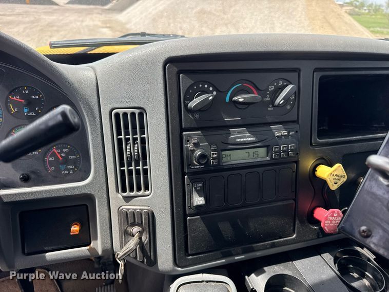 image for item DU3477 2007 International 7400 oil distributor truck