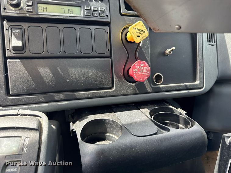 image for item DU3477 2007 International 7400 oil distributor truck