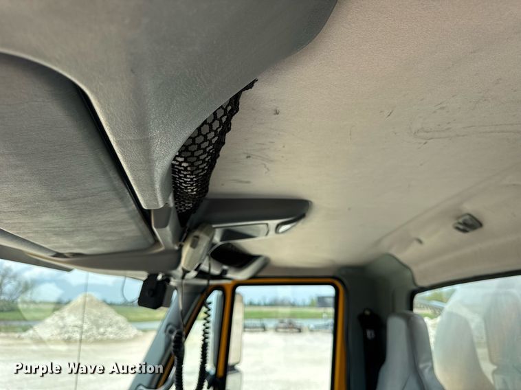 image for item DU3477 2007 International 7400 oil distributor truck