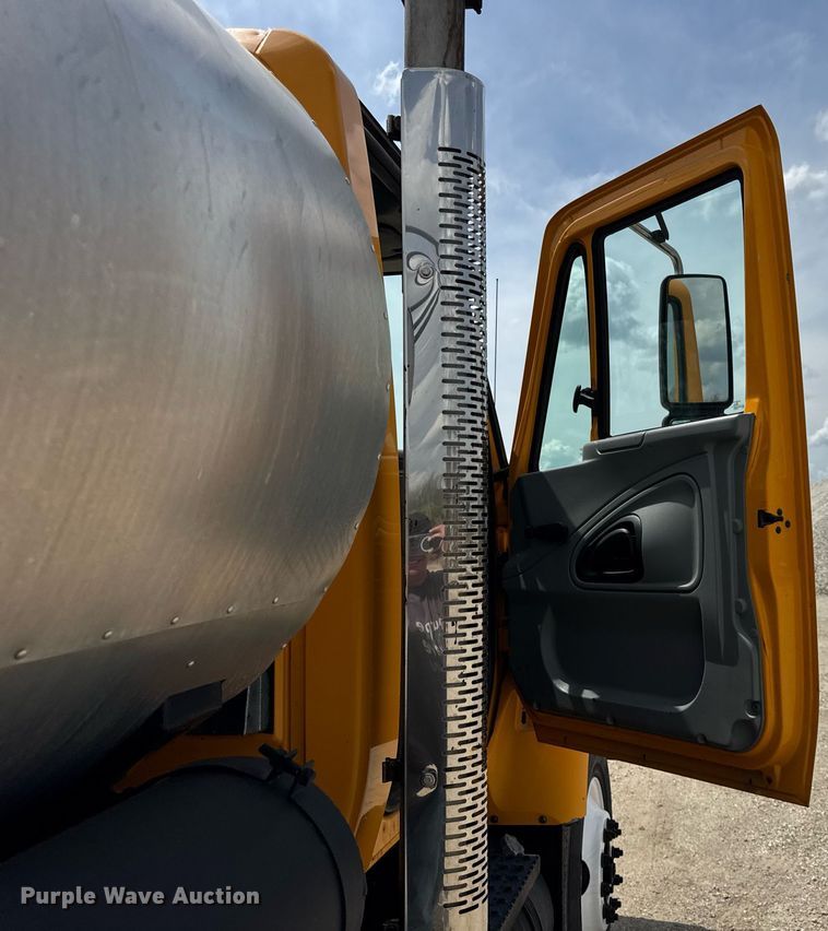 image for item DU3477 2007 International 7400 oil distributor truck