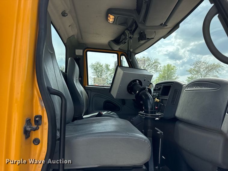 image for item DU3477 2007 International 7400 oil distributor truck