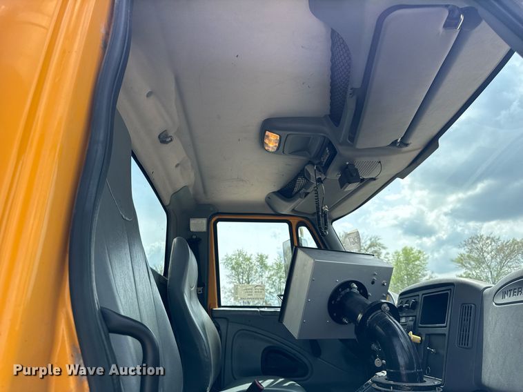 image for item DU3477 2007 International 7400 oil distributor truck