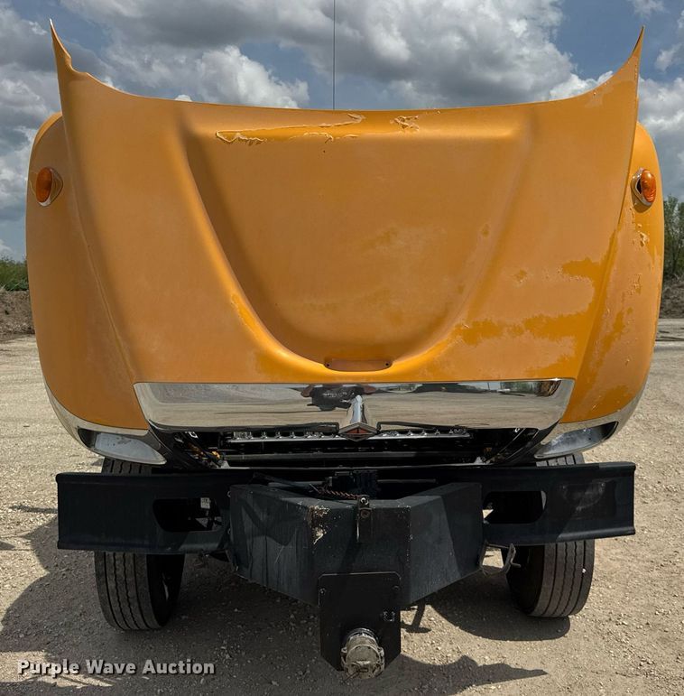 image for item DU3477 2007 International 7400 oil distributor truck