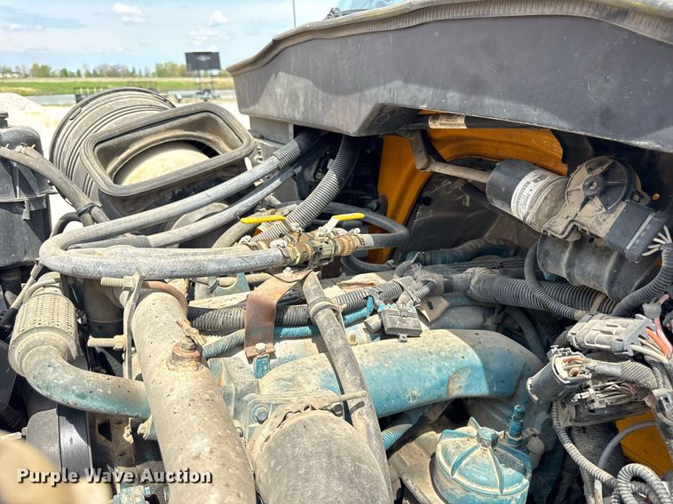 image for item DU3477 2007 International 7400 oil distributor truck