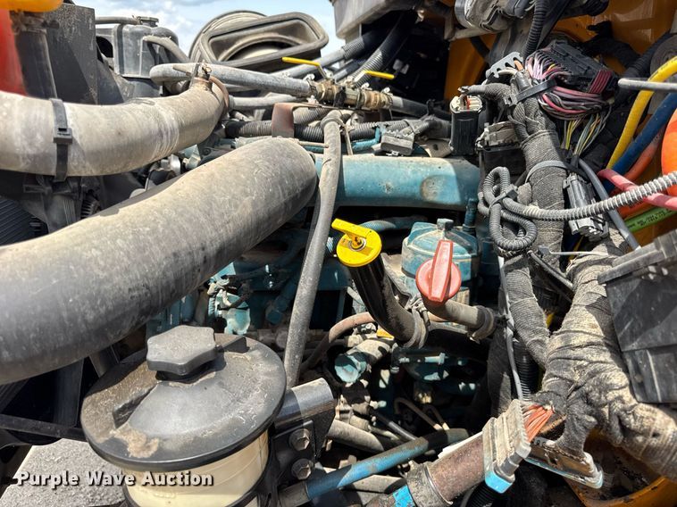 image for item DU3477 2007 International 7400 oil distributor truck