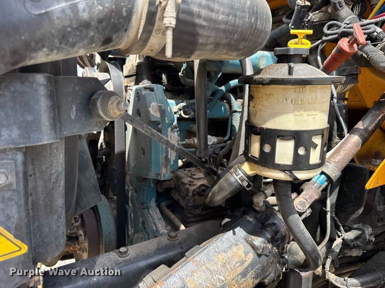 image for item DU3477 2007 International 7400 oil distributor truck