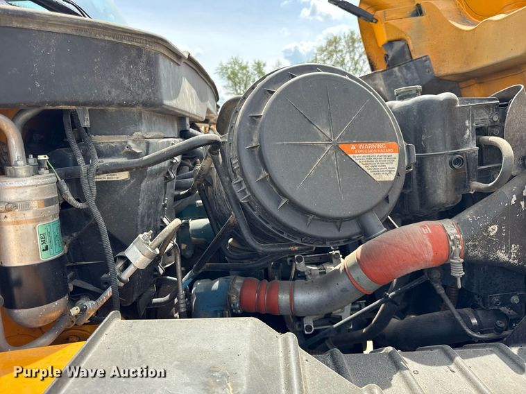 image for item DU3477 2007 International 7400 oil distributor truck