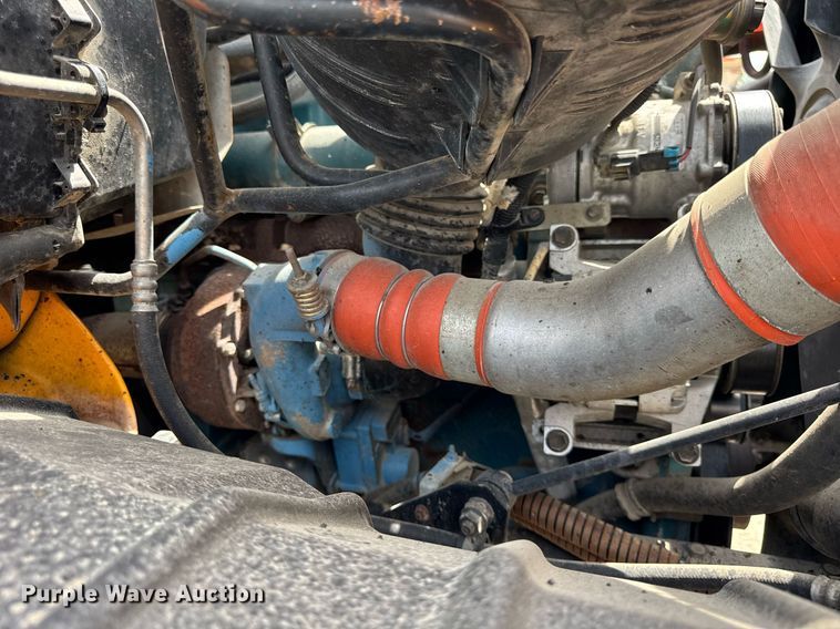 image for item DU3477 2007 International 7400 oil distributor truck