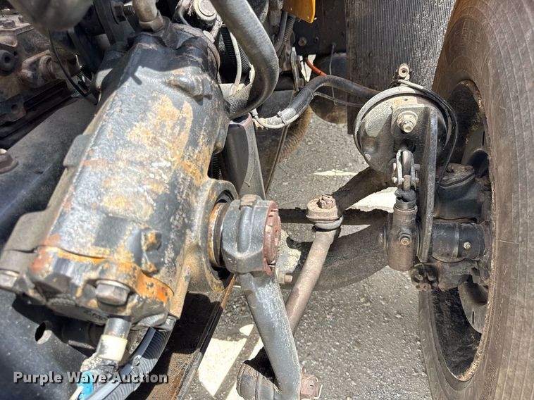 image for item DU3477 2007 International 7400 oil distributor truck